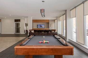 Stunning 2br 2ba W/sky Pool Lounge Cozysuites