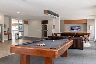 Stunning 2br 2ba W/sky Pool Lounge Cozysuites