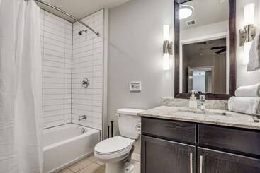Stunning 2br 2ba W/sky Pool Lounge Cozysuites