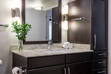 Stunning 2br 2ba W/sky Pool Lounge Cozysuites