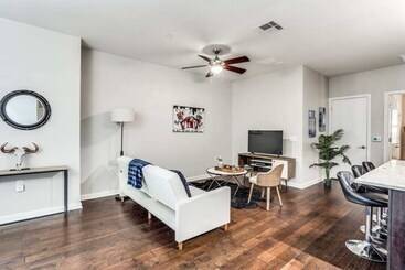 Stunning 2br 2ba W/sky Pool Lounge Cozysuites