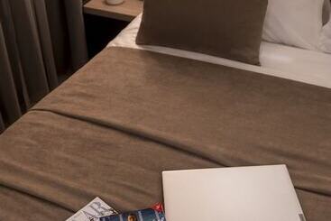 تختخواب و صبحانه Velvet Rooms & More
