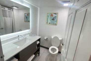 هتل Comfort Inn & Suites
