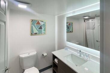هتل Comfort Inn & Suites