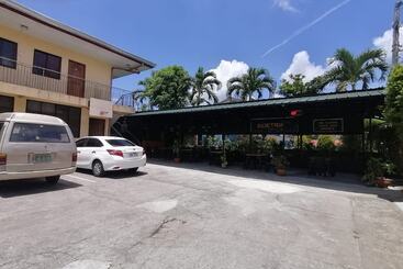 בית מלון כפרי Oyo 879  Lauriens Budget  2