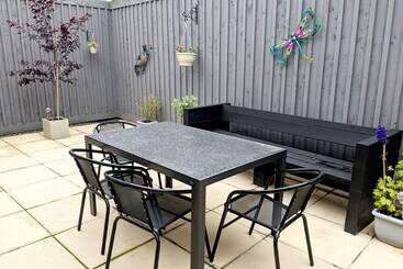 إقامة Forest View Impeccable Two Bedroom House