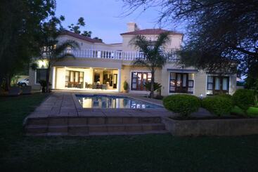 تختخواب و صبحانه The Capital Guest House
