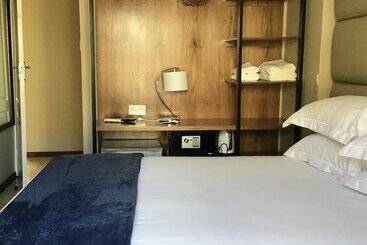 تختخواب و صبحانه The Capital Guest House