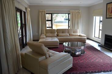 تختخواب و صبحانه The Capital Guest House