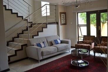 تختخواب و صبحانه The Capital Guest House