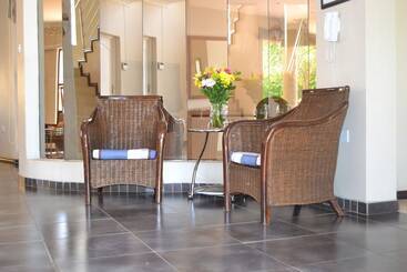 تختخواب و صبحانه The Capital Guest House