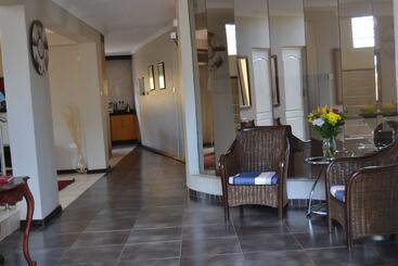 تختخواب و صبحانه The Capital Guest House