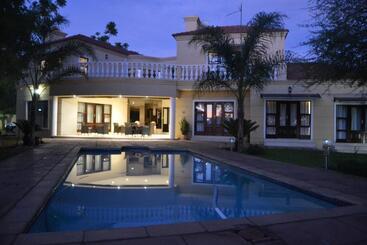 تختخواب و صبحانه The Capital Guest House
