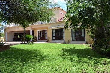 تختخواب و صبحانه The Capital Guest House