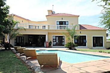 تختخواب و صبحانه The Capital Guest House