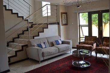 تختخواب و صبحانه The Capital Guest House