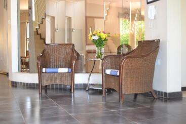 تختخواب و صبحانه The Capital Guest House
