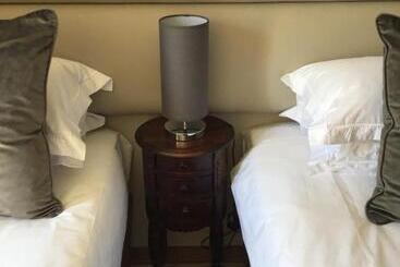 تختخواب و صبحانه The Capital Guest House