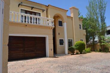 تختخواب و صبحانه The Capital Guest House