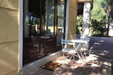 تختخواب و صبحانه The Capital Guest House