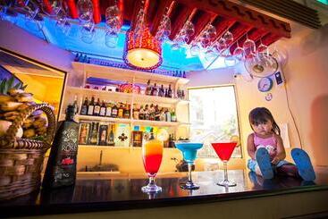 هتل Blue Lagoon Inn & Suites
