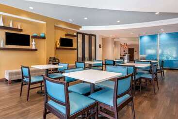 هتل Comfort Suites Fort Lauderdale Airport South & Cruise Port