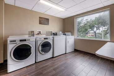 هتل Comfort Suites Fort Lauderdale Airport South & Cruise Port