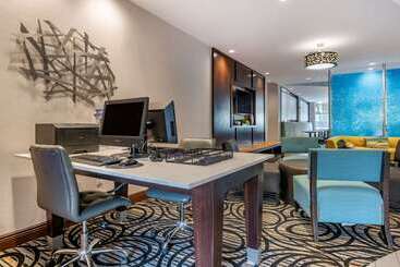 هتل Comfort Suites Fort Lauderdale Airport South & Cruise Port