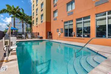 هتل Comfort Suites Fort Lauderdale Airport South & Cruise Port
