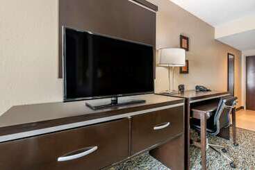 هتل Comfort Suites Fort Lauderdale Airport South & Cruise Port