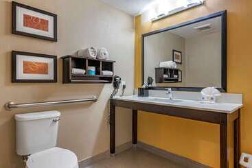 هتل Comfort Suites Fort Lauderdale Airport South & Cruise Port