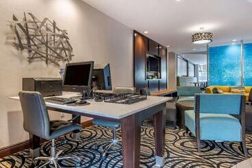 هتل Comfort Suites Fort Lauderdale Airport South & Cruise Port