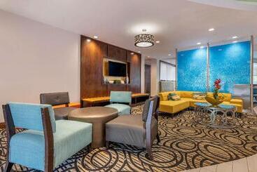 هتل Comfort Suites Fort Lauderdale Airport South & Cruise Port