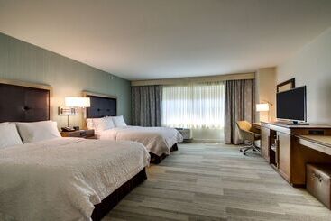 هتل Hampton Inn & Suites Milwaukee West