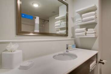 هتل Hampton Inn & Suites Milwaukee West