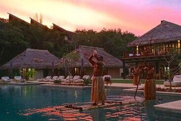 هتل Nanuku Resort Fiji