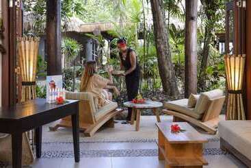 هتل Nanuku Resort Fiji