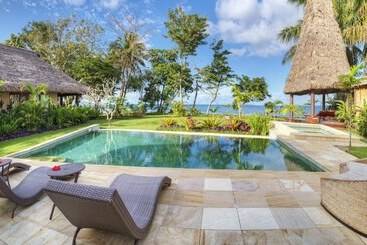هتل Nanuku Resort Fiji