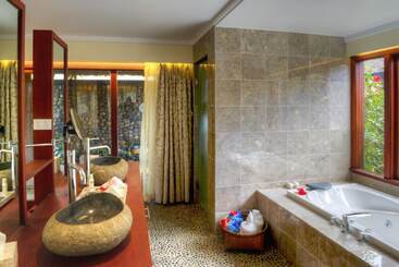 هتل Nanuku Resort Fiji