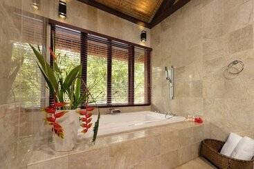هتل Nanuku Resort Fiji
