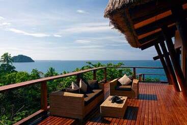هتل Nanuku Resort Fiji