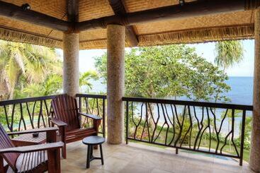 هتل Nanuku Resort Fiji