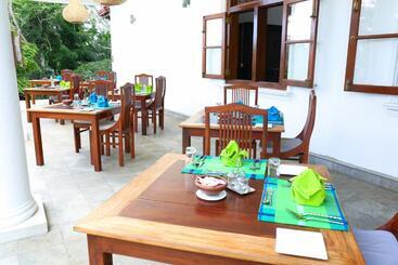 هتل Niyagama House