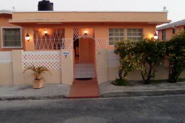 هتل Shonlan Inn And Apartments