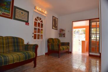 هتل Shonlan Inn And Apartments