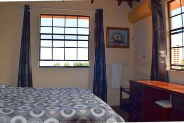 هتل Shonlan Inn And Apartments
