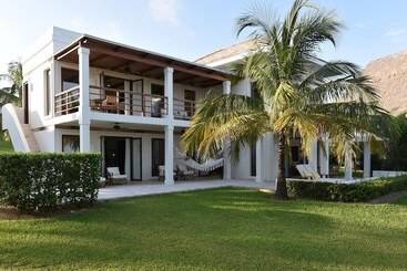 استراحتگاه Las Verandas Hotel & Villas