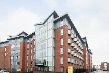 هاستل Vibrant Rooms Students Only   Coventry