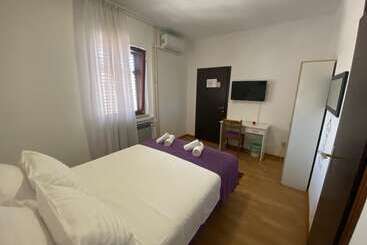تختخواب و صبحانه Pula Center Rooms