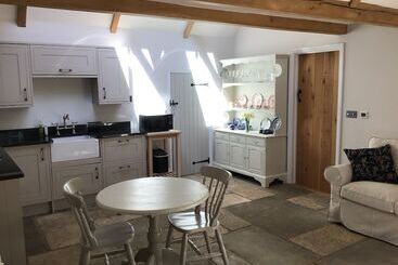 Courtyard Cottage   Adults Only